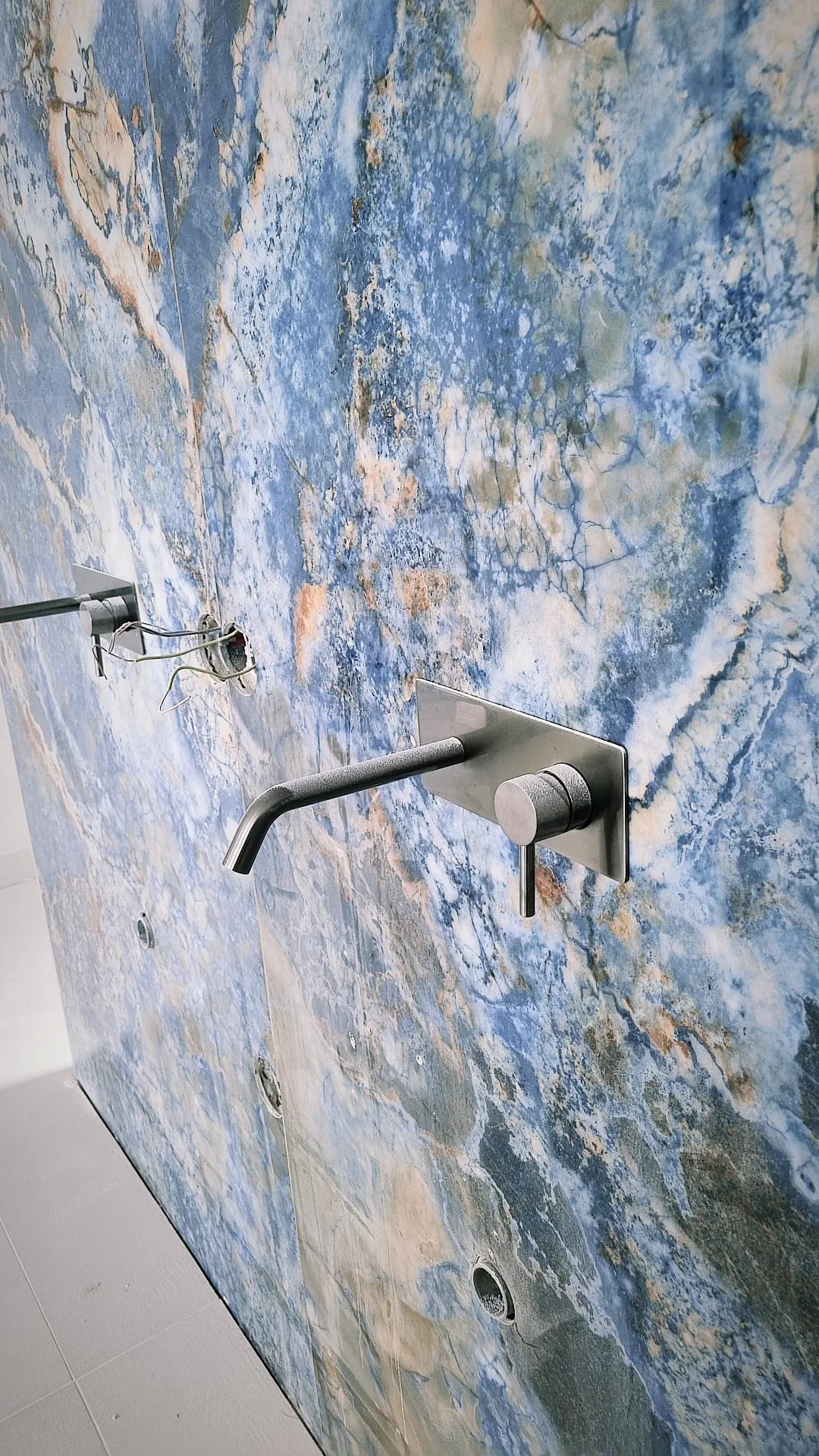 Nieuwbouw badkamer met natuursteen wand en inbouwkraan