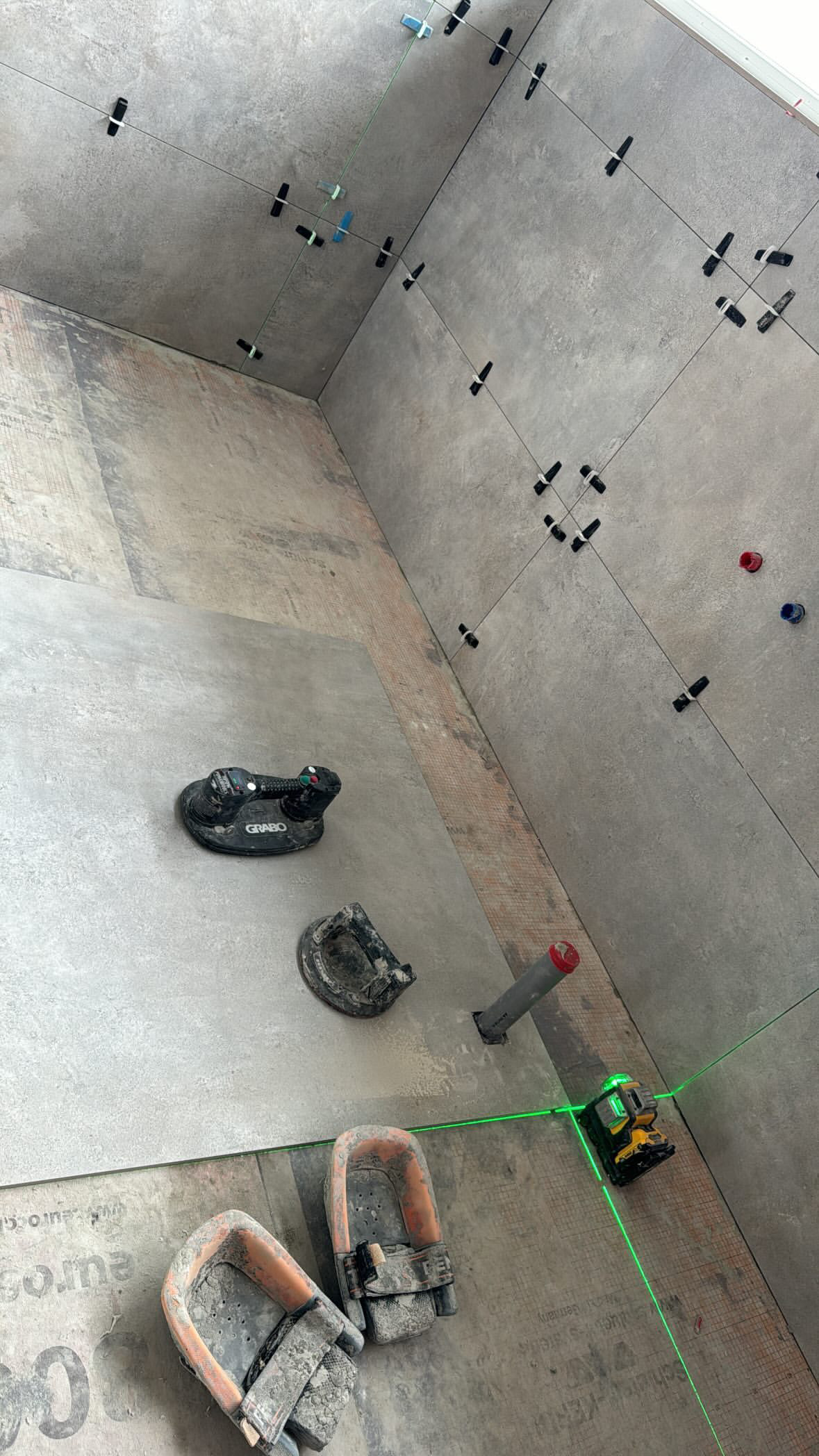 Badkamer tegelwerk met grootformaat tegels nieuwbouw