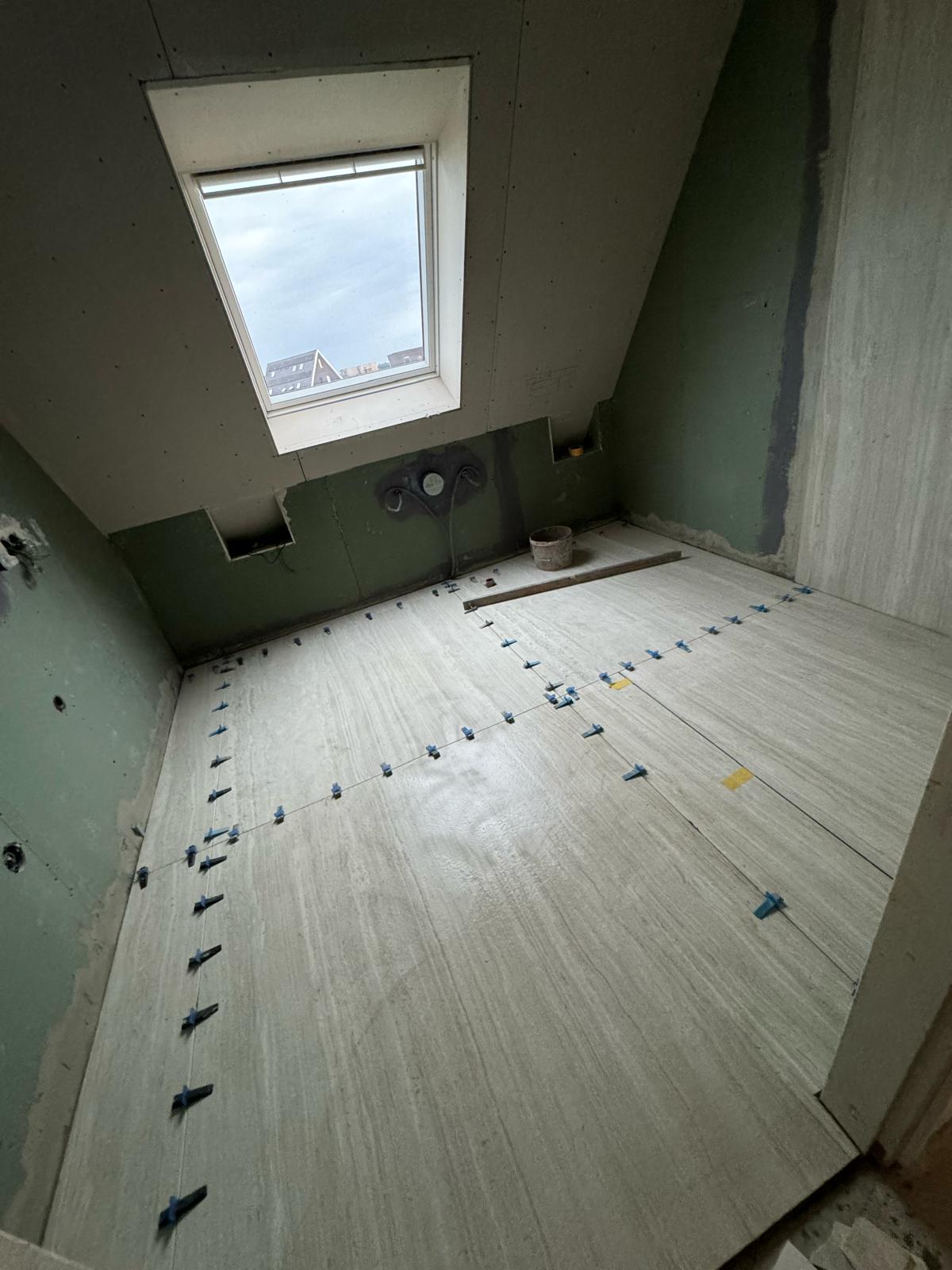 Badkamer op zolder in aanbouw