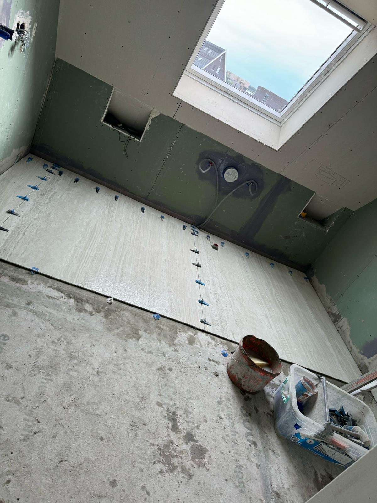 Tegelwerk badkamervloer leggen in Noord Nederland  door Strix Bouw
