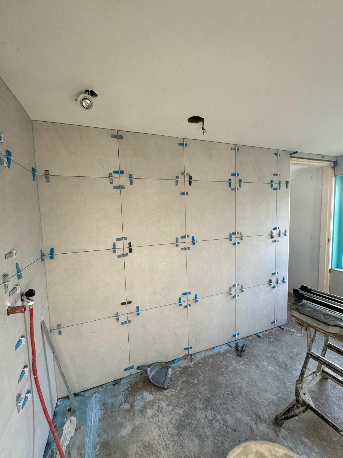 Wandtegels plaatsen badkamerrenovatie in Groningen  door Strix Bouw